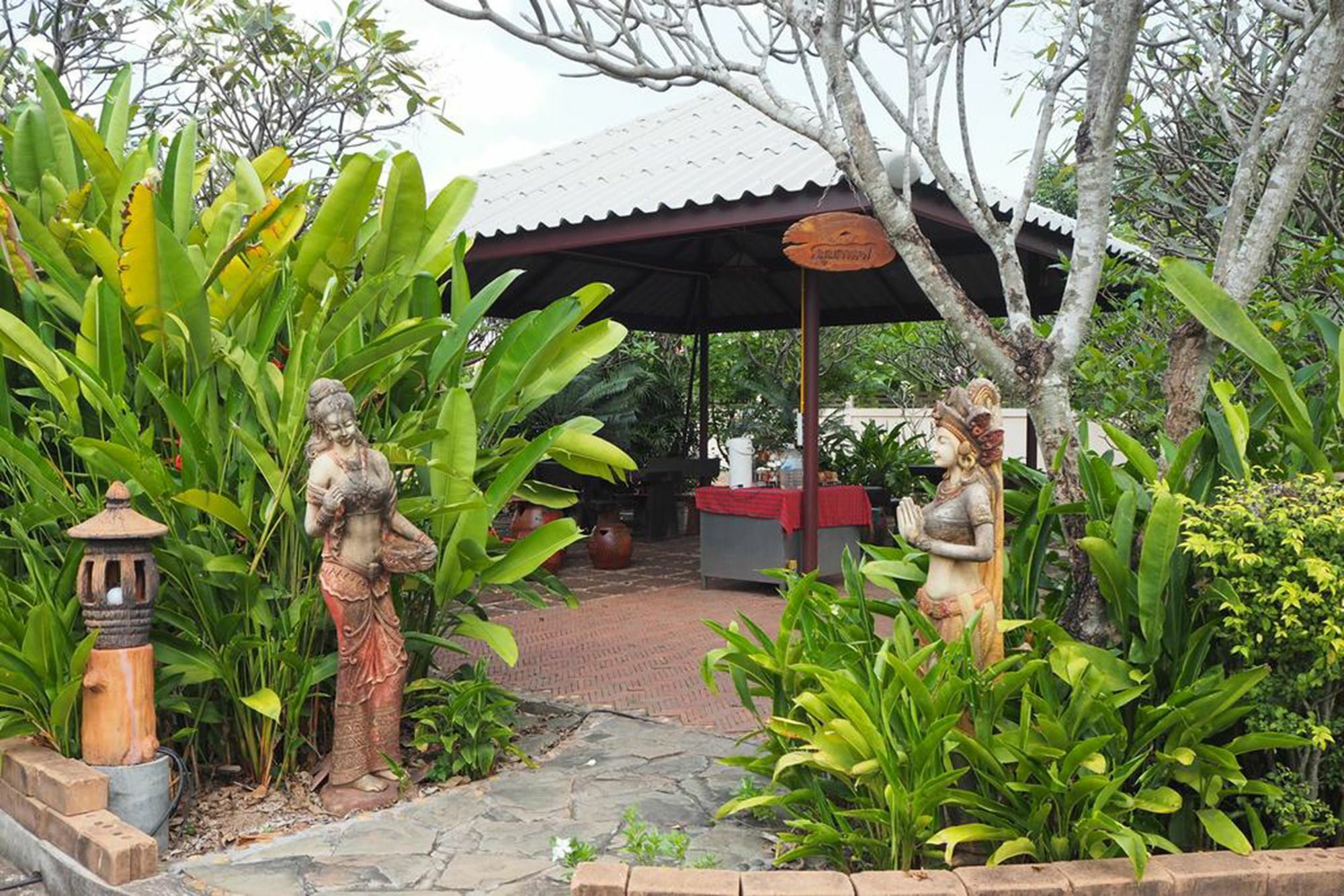 Country Inn Si Maha Phot Exterior foto